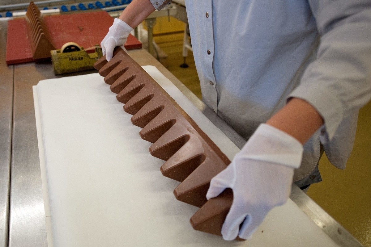 Un employé emballe une grosse barre de chocolat Toblerone dans l'usine de Kraft Foods à Berne, en Suisse, le mercredi 1er septembre 2010.
