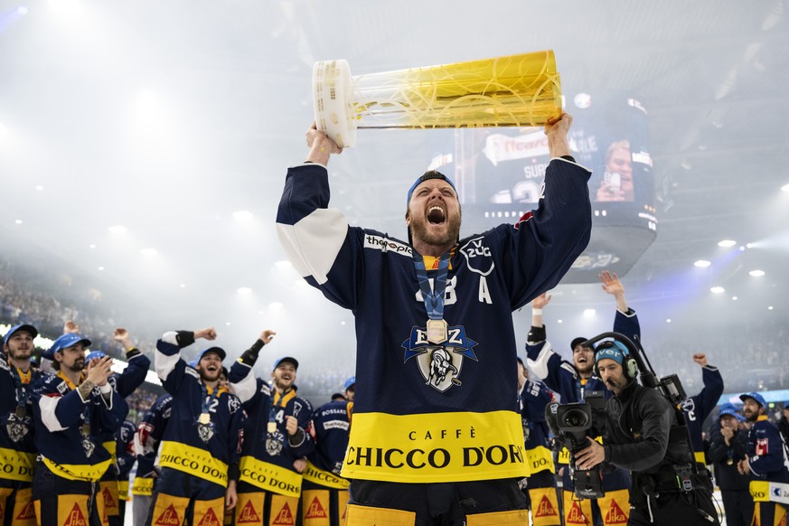 Die Zuger jubeln mit dem Pokal nach ihrem Sieg im siebten Playoff-Final Eishockeyspiel der National League zwischen dem EV Zug und ZSC Lions am Sonntag, 1. Mai 2022, in der Bossard Arena in Zug. (KEYS ...