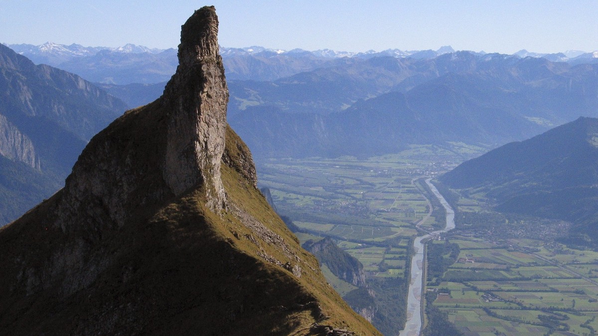 Die Girenspitze ragt aus dem Ostgrat der Gauschla ueber dem Sarganserland und dem Buendner Rheintal mit den Gemeinden Igis-Landquart, Malans und Maienfeld am rechtsseitigen Ufer des Rheins sowie Bad R ...