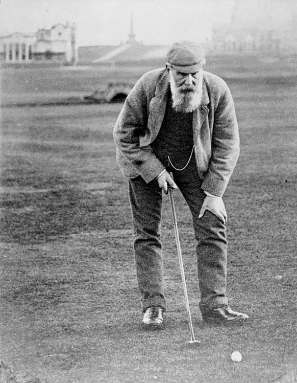 Old Tom Morris auf dem Golfplatz, um 1905. https://commons.wikimedia.org/wiki/File:Old_Tom_Morris_1905.png