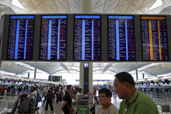Viele gecancellte Flüge am Flughafen in Hongkong. 