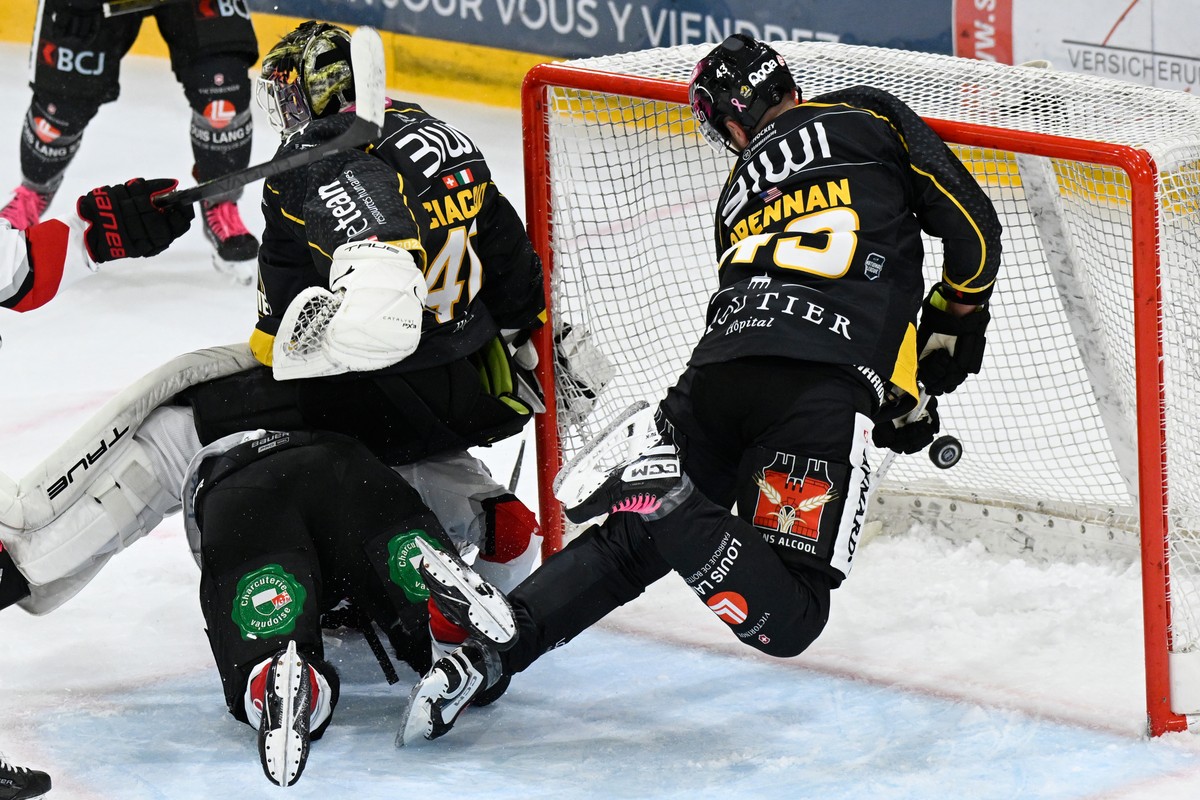 Ajoies Goalie Damiano Ciaccio, links, und T.J. Brennan, rechts, geschlagen von Lausannes Tim Bozon, unten zum 1:2, beim Eishockey-Qualifikationsspiel der National League zwischen dem HC Ajoie und Laus ...