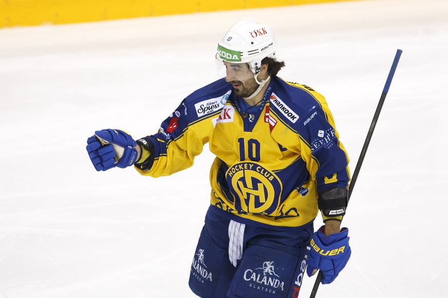 Davos&#039; forward Andres Ambuehl celebrates his goal after scoring the 0:1, during a National League regular season game of the Swiss Championship between Geneve-Servette HC and HC Davos, at the ice ...
