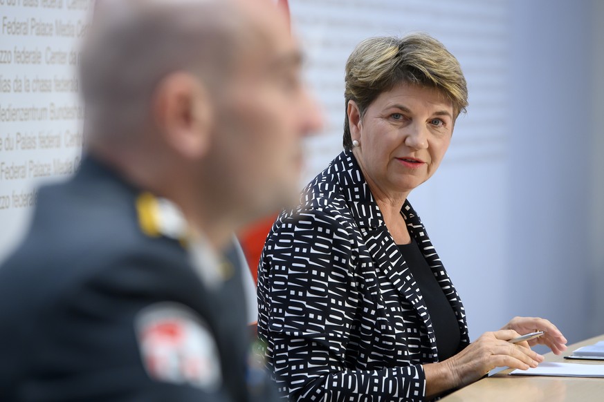 Bundesraetin Viola Amherd, rechts, spricht an der Seite von Thomas Suessli, Chef der Armee, links, an einer Medienkonferenz ueber eine Staerkung der militaerischen Cyber-Abwehr und das neue Kommando C ...