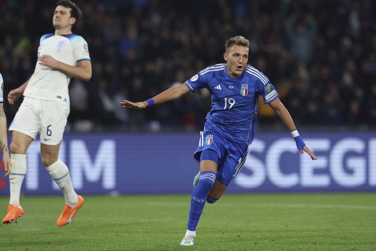 Italy's Mateo Retegui celebrates after scoring to 1-2 during the Euro 2024 group C qualifying soccer match between Italy and England at the Diego Armando Maradona stadium in Naples, Italy, Thursd ...