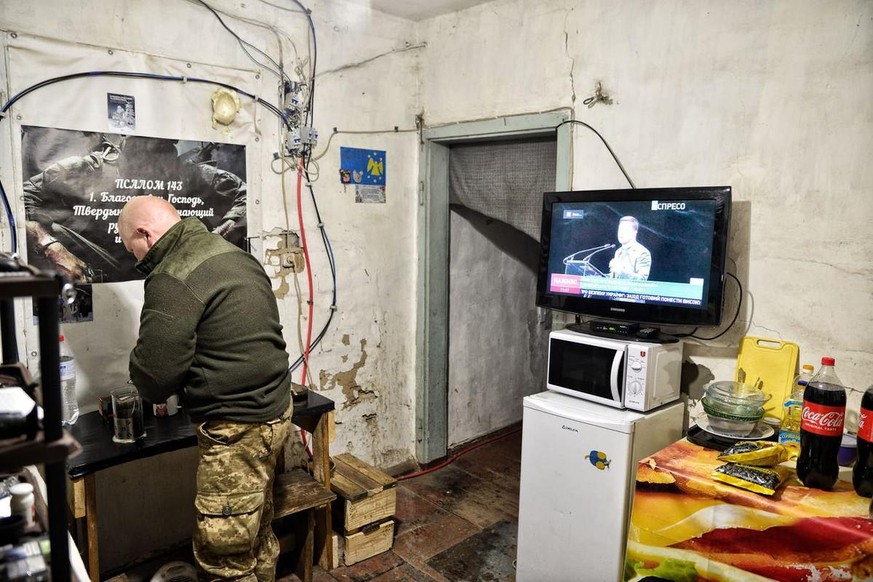 Anatoly hat sich mit seiner Truppe in einem leerstehenden Haus in Solote niedergelassen. An den Bibelpsalm an der Wand glaubt er nicht.