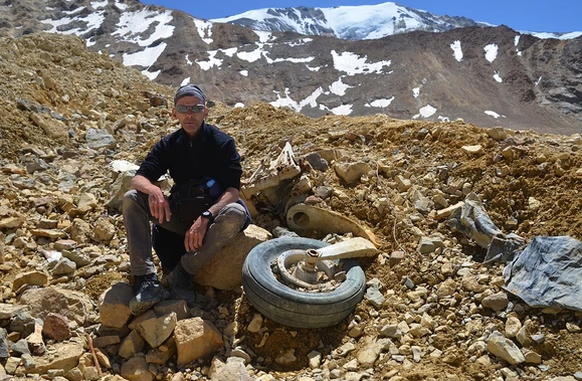 The man from Neuchâtel with one wheel of the Fairchild FH227, which crashed in the mountains half a century ago.