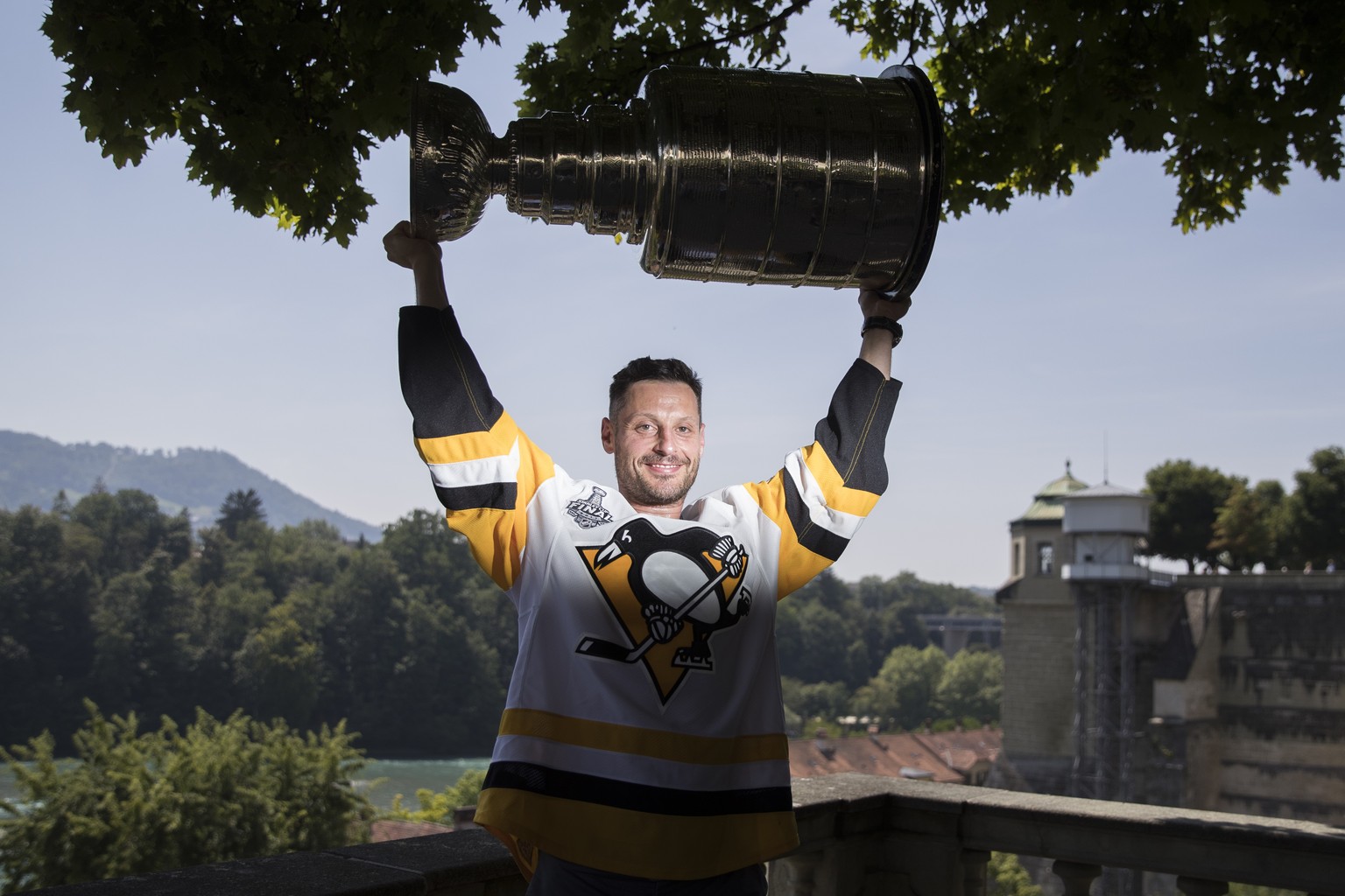 ARCHIVBILD ZUM RUECKTRITT VON MARK STREIT --- Switzerland&#039;s Mark Streit poses with the Stanley Cup trophy in Bern, Switzerland, August 2, 2017. Streit won the trophy with the Pittsburgh Penguins  ...