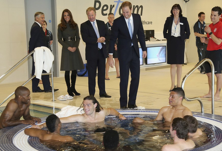 Englische Nationalspieler gönnen sich während der offiziellen Eröffnung des «St.George's Park» 2012 eine Hydrotherapie und werden von&nbsp;Prinz William und Kate überrascht.