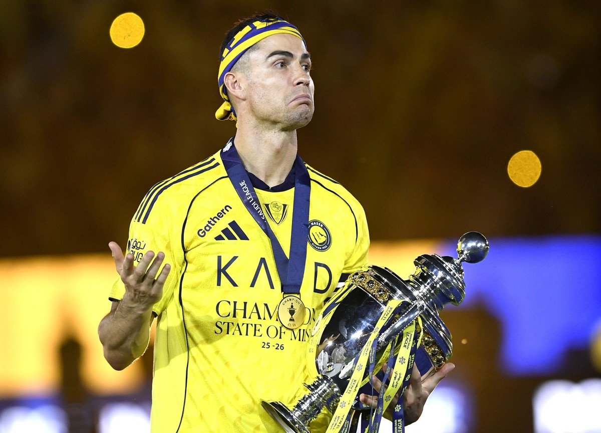 epa12982643 Al-Nassr captain Cristiano Ronaldo poses with the Saudi Pro League trophy after winning the Saudi Pro League match between Al-Nassr and Damac Club in Riyadh, Saudi Arabia, 21 May 2026. Al- ...