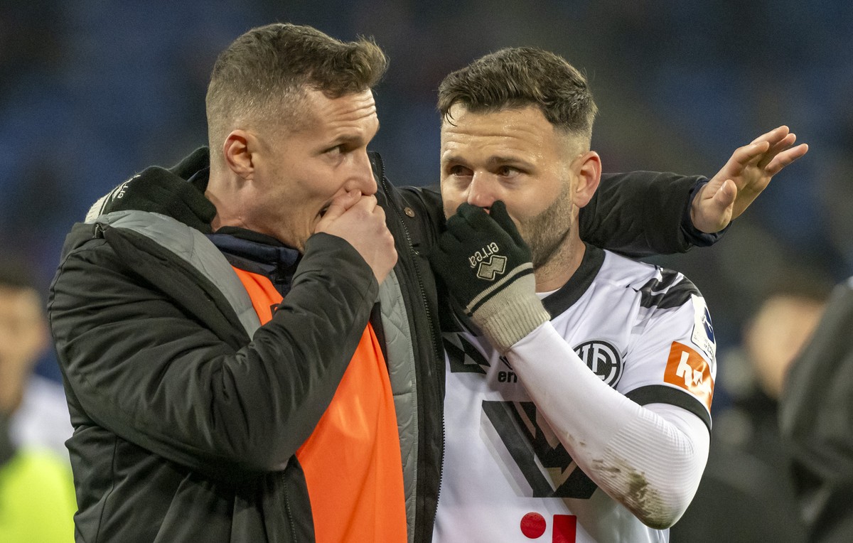 Basels Taulant Xhaka, links, und Luganos Renato Steffen, rechts, tauschen sich aus in der Pause im Fussball Meisterschaftsspiel der Regular Season der Super League zwischen dem FC Basel 1893 und dem F ...