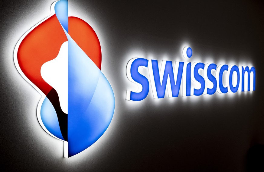 ARCHIV -- Das Logo des Telekommunikationsunternehmen Swisscom an der Bilanzmedienkonferenz zum Jahresabschluss, aufgenommen am Donnerstag, 3. Februar 2022 in Zuerich. Der Schweizer Telekomkonzern uebe ...