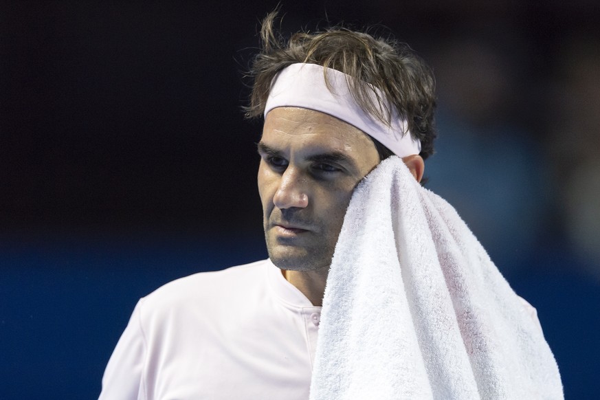 epa07114346 Switzerland&#039;s Roger Federer reacts during his first round match against Serbia&#039;s Filip Krajinovic at the Swiss Indoors tennis tournament in Basel, Switzerland, 23 October 2018. E ...