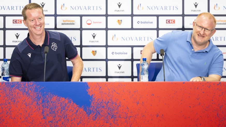 Timo Schultz, neuer Trainer FC Basel, links, und Heiko Vogel, Sportdirektor FC Basel sprechen an einer Medienkonferenz am Dienstag, 20. Juni 2023 in Basel. (KEYSTONE/Michael Buholzer).
