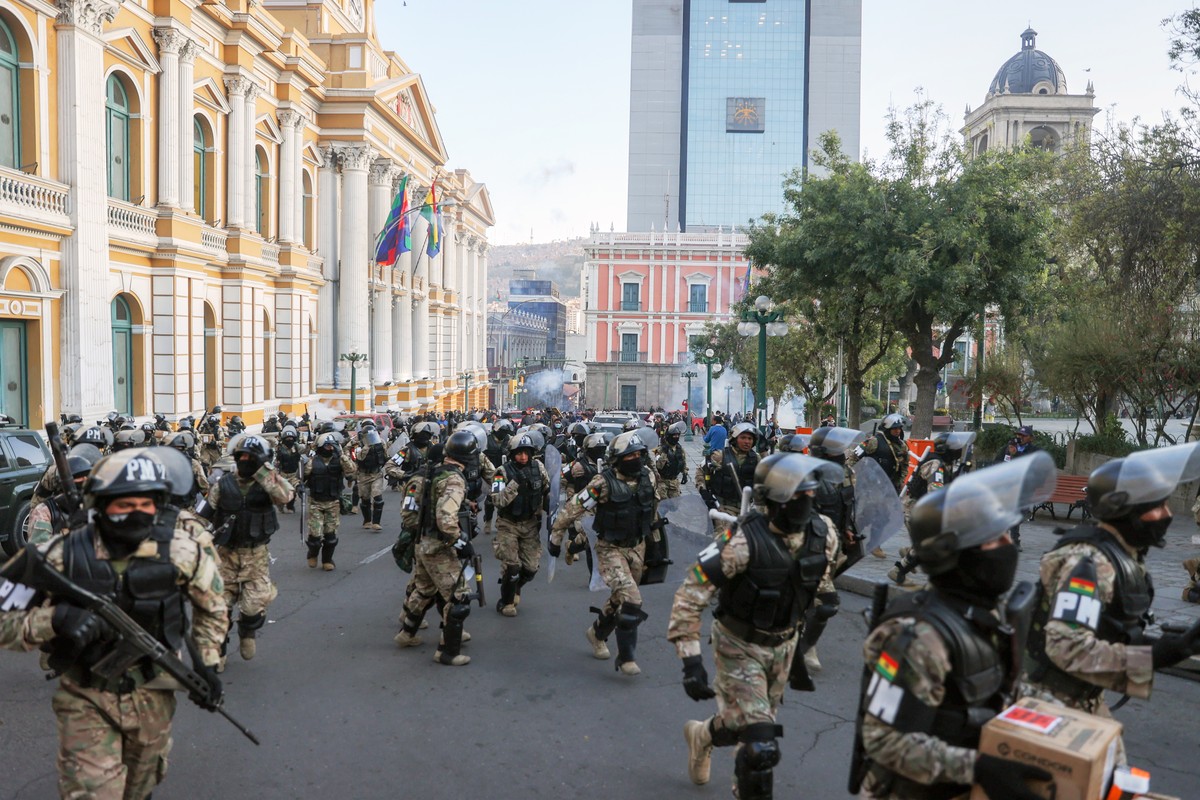 epa11440758 Military personnel withdraw after attempting to enter the government headquarters in La Paz, Bolivia, 26 June 2024. A group of soldiers led by Bolivian Army general commander Juan Jose Zun ...