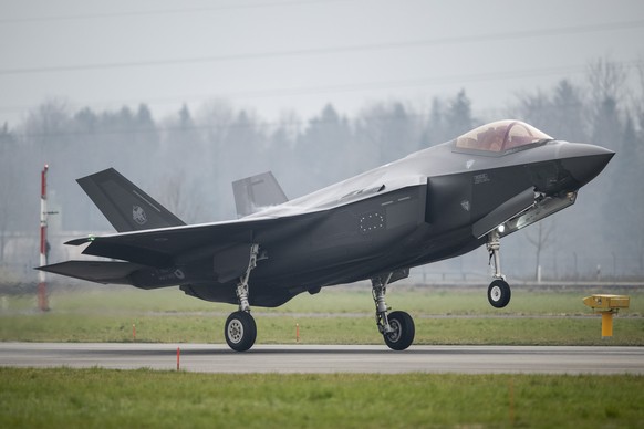 ARCHIVBILD ZUR MELDUNG, DASS DAS KAMPFJET-VOTUM IM MAERZ 2023 NICHT MOEGLICH SEIN WIRD, AM MITTWOCH, 24. AUGUST 2022 - Ein F-35A Kampfflugzeug fuer die Schweizer Armee landet auf dem Militaerflugplatz ...