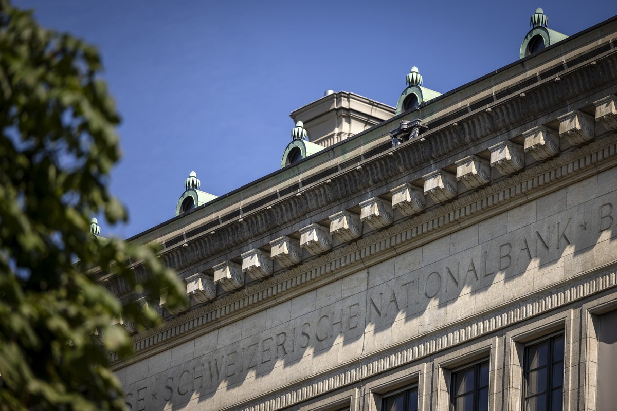 epa12184797 The facade of the Swiss National Bank (SNB) in Zurich, Switzerland, 19 June 2025. EPA/MICHAEL BUHOLZER