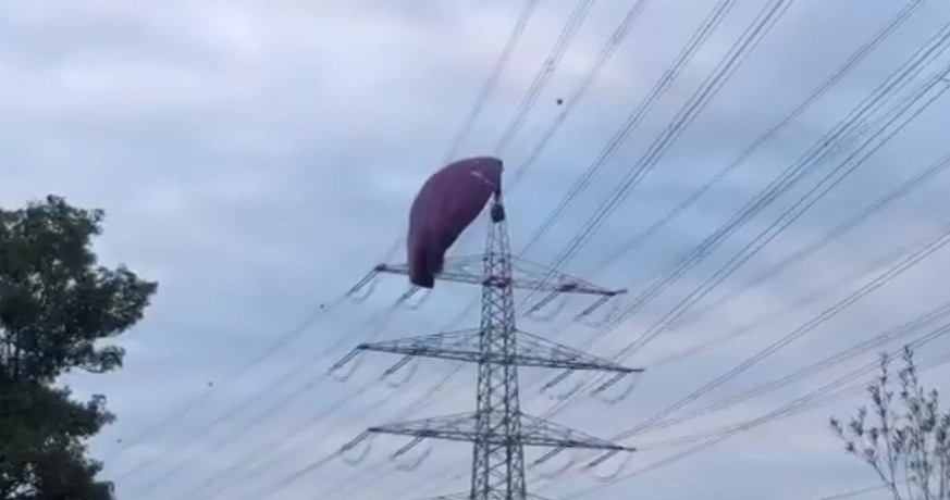 In der Nähe der Ruhrgebietsstadt Bottrop blieb ein Heissluftballon an einem Strommast hängen.&nbsp;