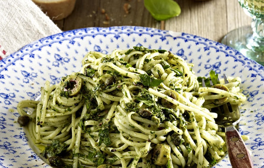 salsa sophia loren pesto sardellen peterli petersilie prezzemolo kapern italien essen pasta http://recipes-plus.com/recipe/linguine-con-salsa-alla-sophia-loren-17275