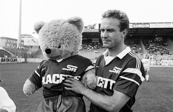 Karl-Heinz &quot;Kalle&quot; Rummenigge, Servette FC, aufgenommen am 15. Juni 1989 in Genf mit dem Servette-Maskottchen, nach dem Meisterschaftsspiel der Nationalliga A gegen die AC Bellinzona. Es ist ...