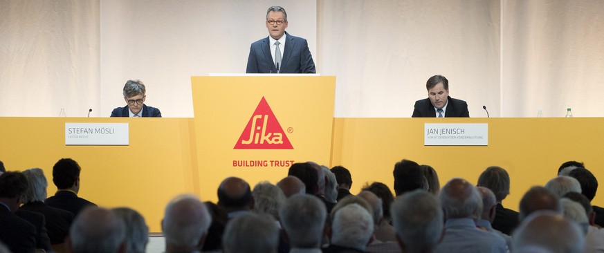 Paul Hälg, Verwaltungsratspräsident der Sika, spricht an der Generalversammlung in Baar: 1900 Aktionäre haben sich am Dienstagnachmittag in der Mehrzweckhalle versammelt – die grösste Sika-GV aller Ze ...