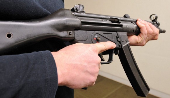 epa02567301 (FILE) A file picture dated 15 March 2010 shows a MP5 submachine gun by German weapons manufacturer Heckler &amp; Koch being held at a police station in Freiburg, Germany. There are report ...
