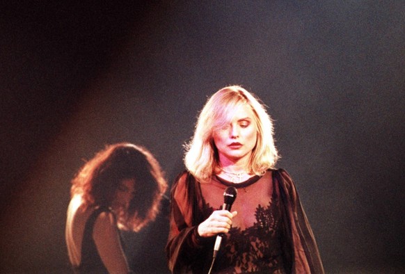 2/ Konzert 88: Blondie, Sängerin Debbie, Deborah Harry, Bühne, Musik, Punk, Rock, Mikrophon, Mikro, Datum stimmt nicht so genau, Deutschland, Germany *** 2 Concert 88 Blondie, singer Debbie, Deborah H ...