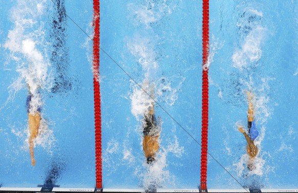 Hundertstelsekunden-Entscheidung: Anthony Ervin (Mitte) schlägt ganz knapp vor Florent Manaudou (r.) an.