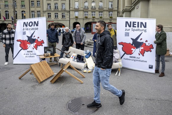 Aktion von Operation Libero gegen die SRG-Halbierungsinitiative am Montag, 22. September 2025, in Bern. Die Halbierungsinitiative will die Haushaltsabgabe fuer Radio und Fernsehen von heute 335 Franke ...