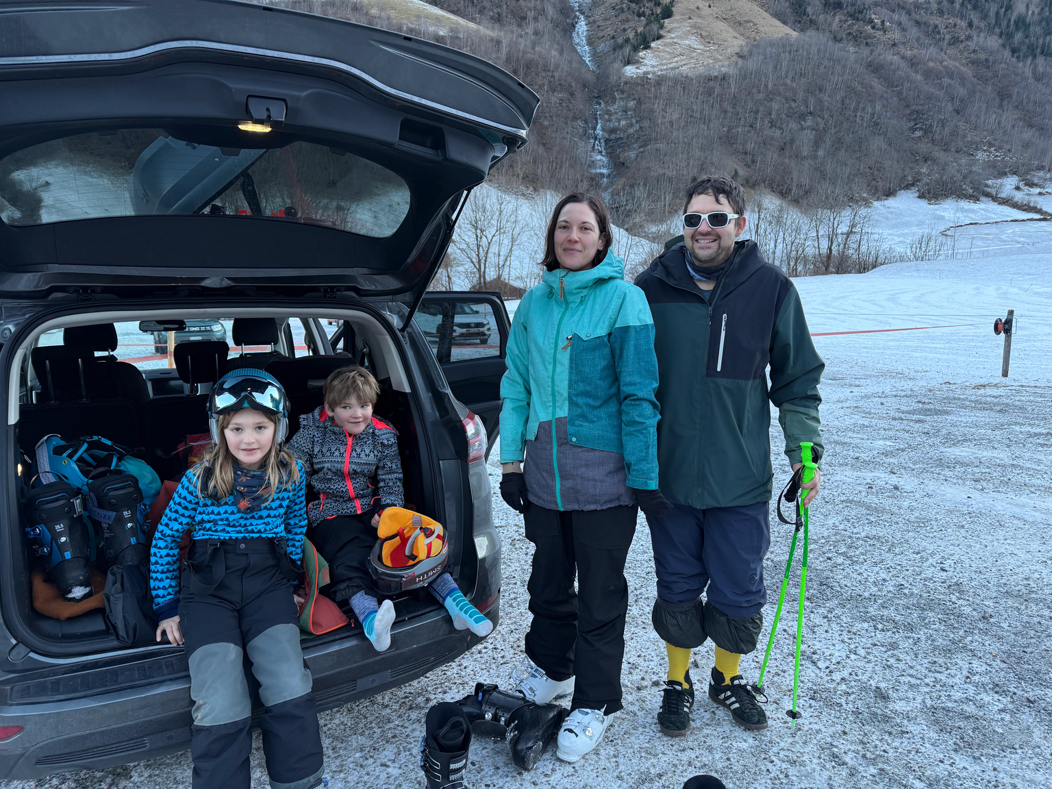 Familie im Skigebiet Elm