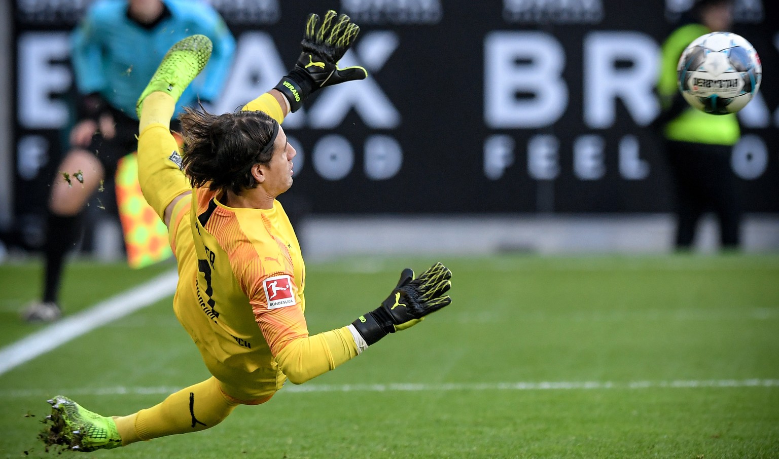 epa07986063 Moenchengladbach&#039;s goalkeeper Yann Sommer saves a penalty during the German Bundesliga soccer match between Borussia Moenchengladbach and Werder Bremen in Moenchengladbach, Germany, 1 ...