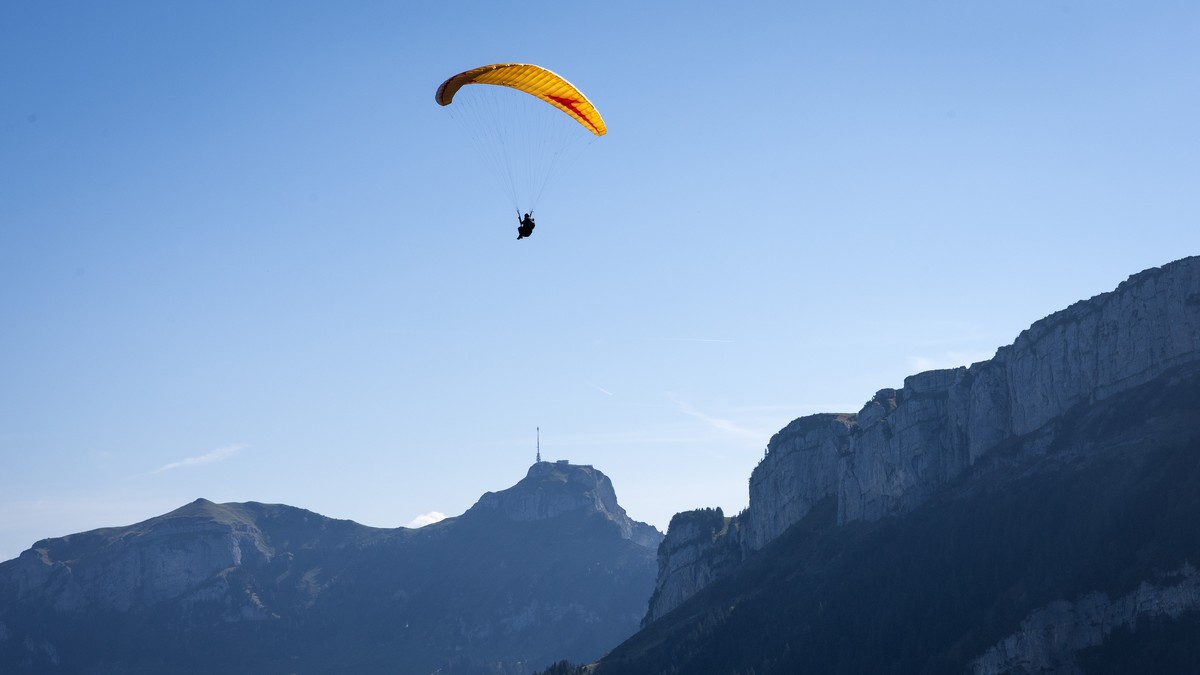 Ein Gleitschirm fliegt ueber die Ebenalp im Kanton Appenzell Innerrhoden im Hintergrund der Saentis, am Sonntag, 9. September 2018. (KEYSTONE/Melanie Duchene)