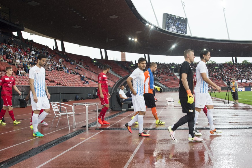 Die Spieler laufen aufs Feld, im Challenge League Fussballspiel zwischen dem FC Zuerich und dem FC Winterthur, am Montag, 25. Juli 2016 im Letzigrund in Zuerich. (KEYSTONE/Ennio Leanza)