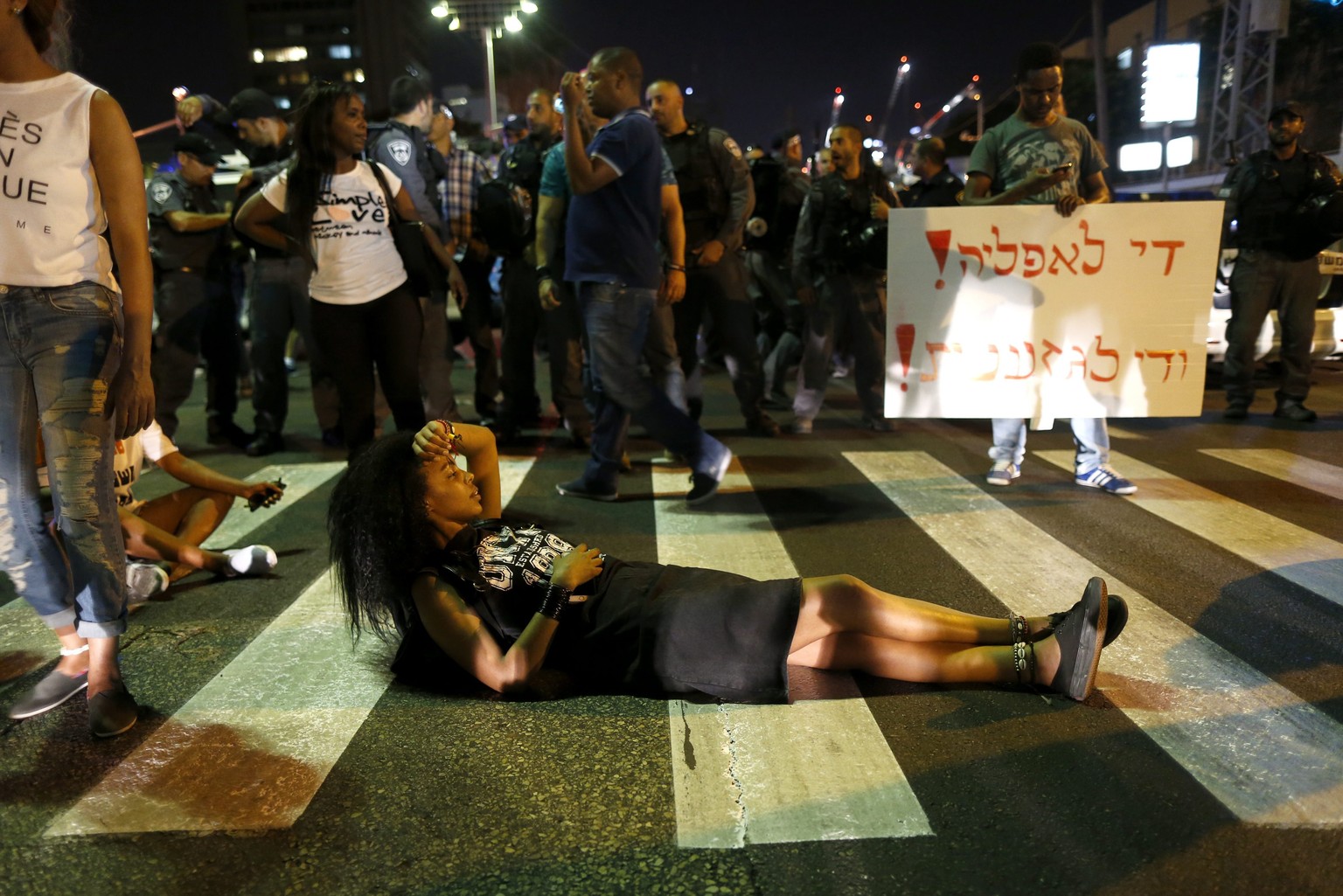 Demonstrantin legt sich in Tel Aviv auf die Strasse.