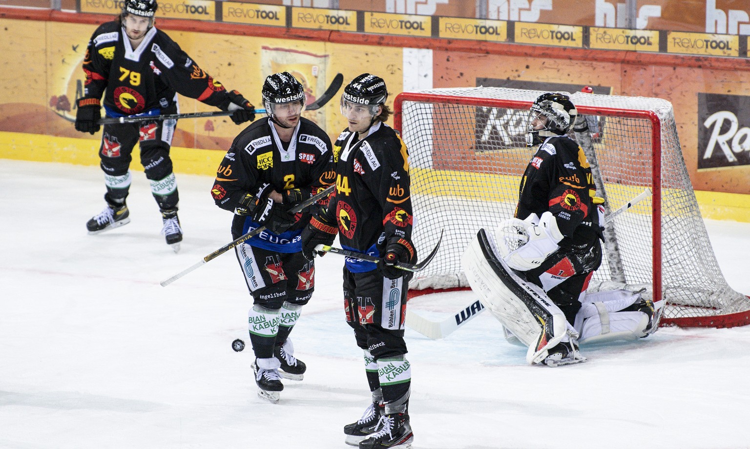 Berns Thierry Bader, Beat Gerber, Andre Heim und Torhueter Philip Wuethrich, von links, sind enttaeuscht im Eishockey Meisterschaftsspiel der National League zwischen dem SC Bern und dem HC Fribourg G ...