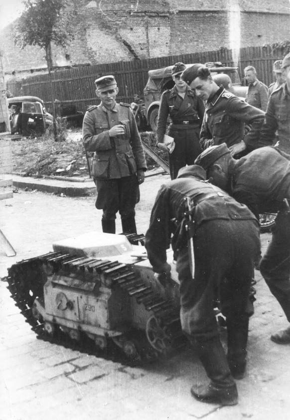 Deutsche Soldaten werkeln an einem Goliath-Panzer.