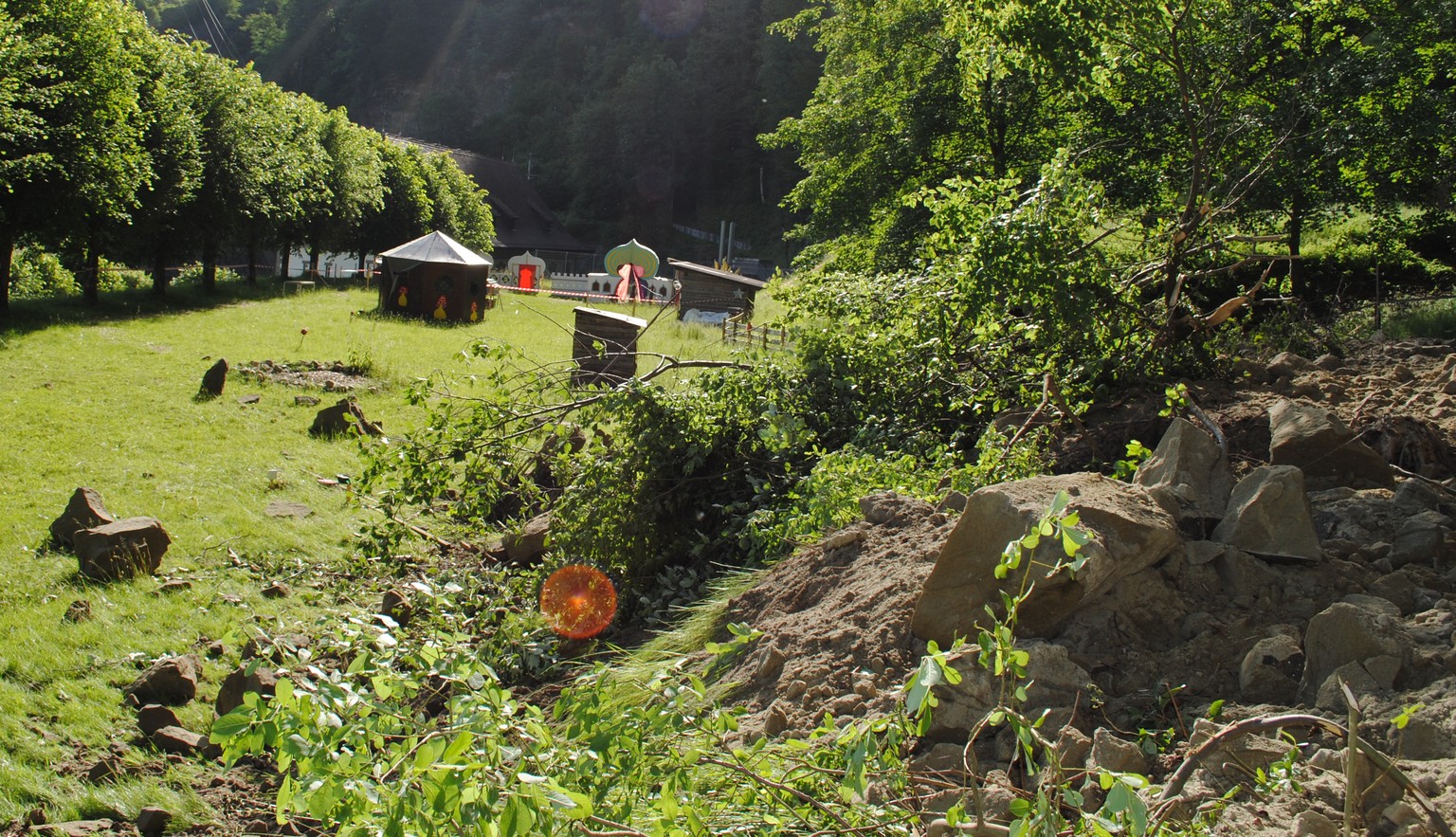 Die Erd- und Geröllmasse ging in der Nähe eines Picknickplatzes auf eine kleine Wiese nieder.