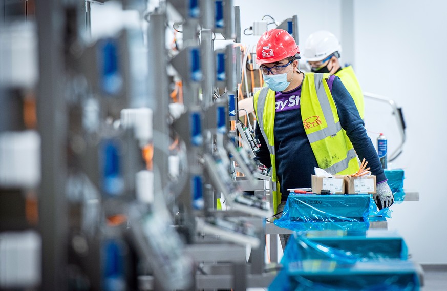 epa08724565 A staff member sets up an antibody production line at the Ibex building of Lonza, where part of the Moderna mRNA coronavirus disease (COVID-19) vaccine will be produced, in Visp, Switzerla ...