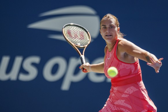 epa10831778 Aryna Sabalenka of Belarus returns the ball to Jodie Burrage of Great Britain during their second round match at the US Open Tennis Championships at the USTA National Tennis Center in Flus ...