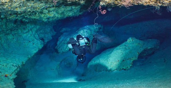 Die Aufnahmen zeigen die engen und dunklen Passagen der Unterwasserhöhle.