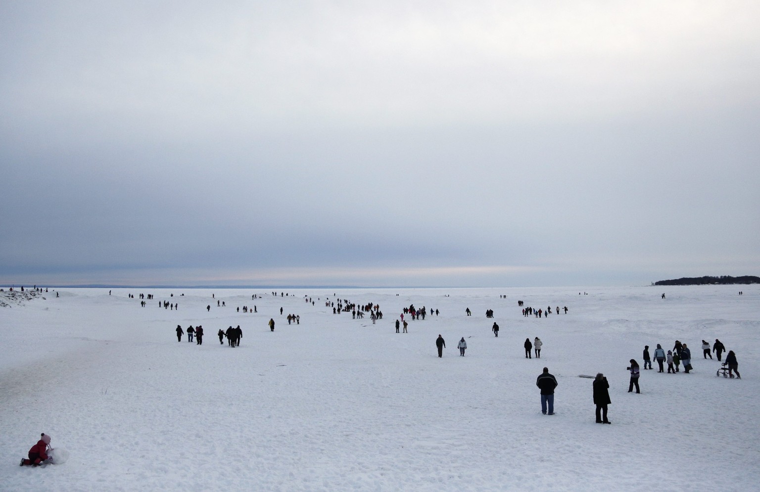 Auch Kanada wurde vom Eis nicht verschont. Spaziergänger auf dem Lake Erie in Ontario.