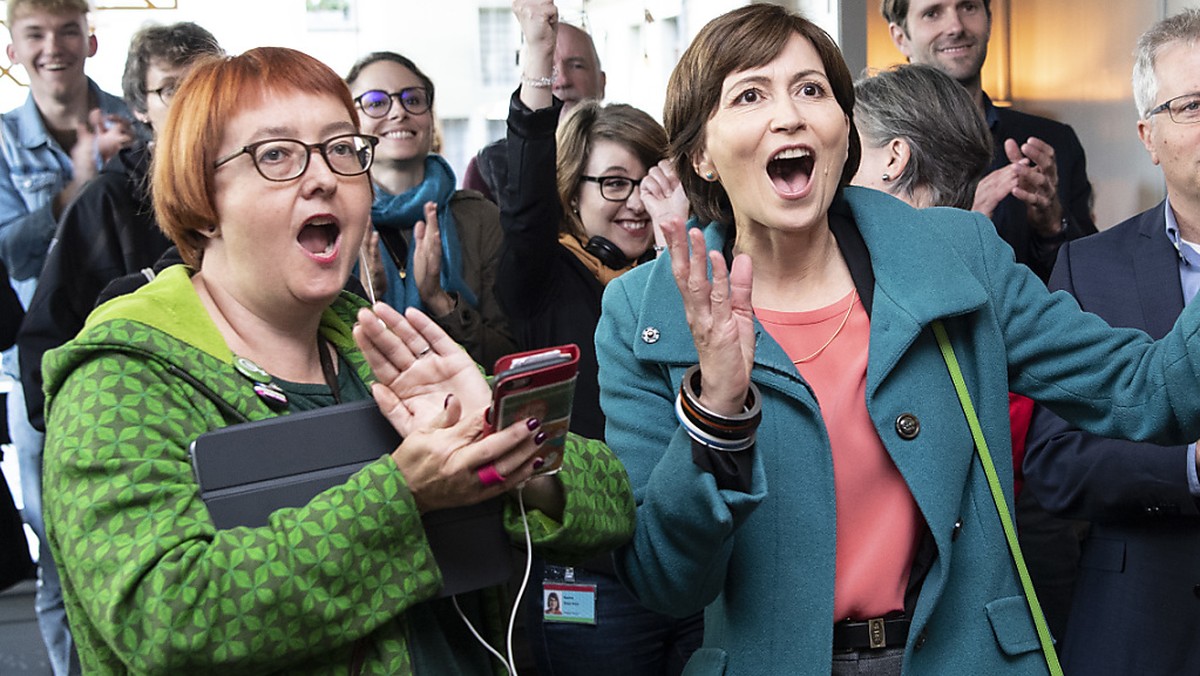 Präsidentin Regula Rytz (Mitte) jubelt: Schon jetzt steht fest, dass die Grünen die überragenden Sieger des heutigen Wahlsonntags sind.