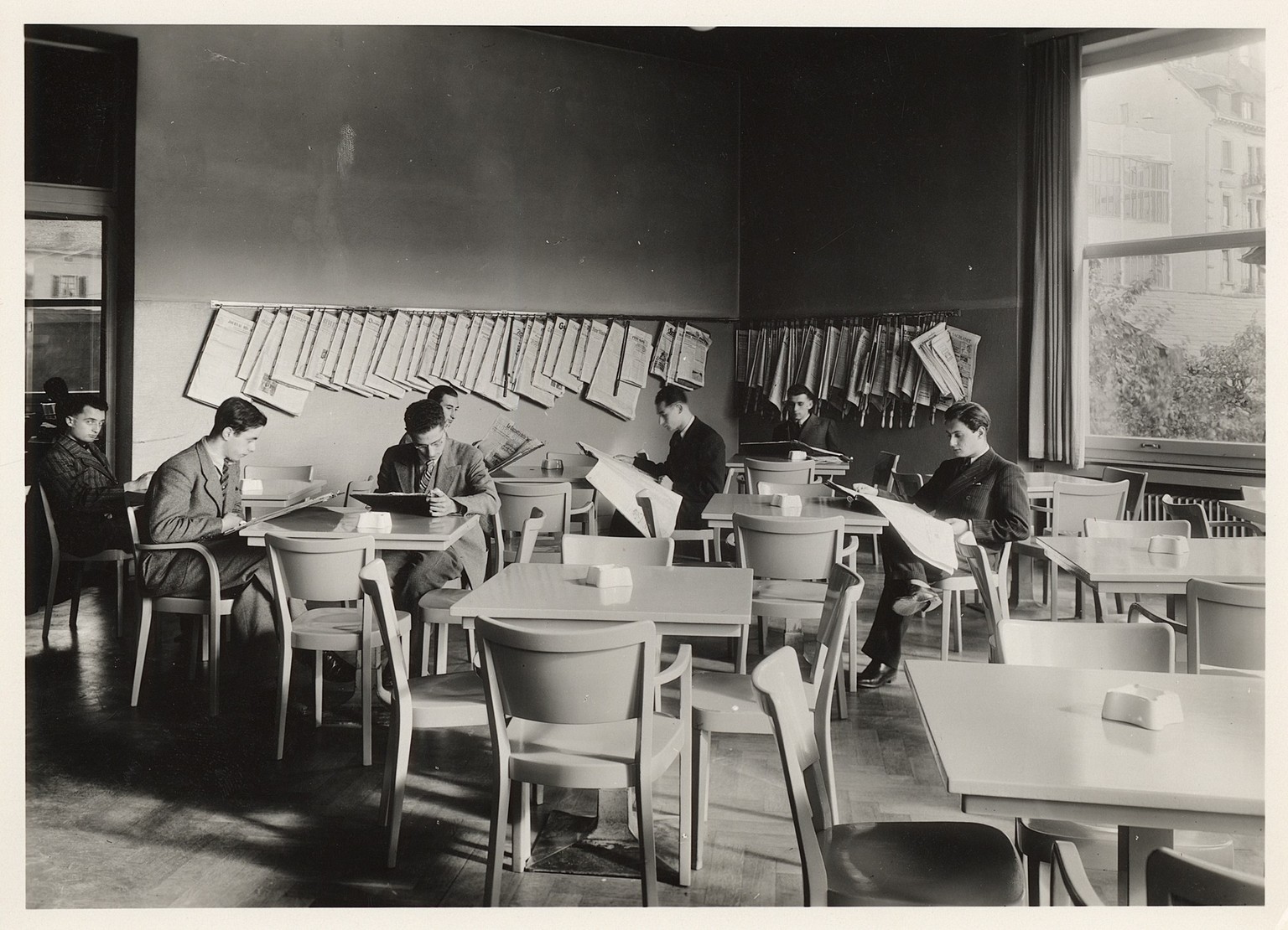 Zürich, ETH Zürich, ehemaliges Studentenheim, Leseraum
Originaltitel
Zürich, ETH Zürich, ehemaliges Studentenheim, Leseraum
Datierung
ca. 1943