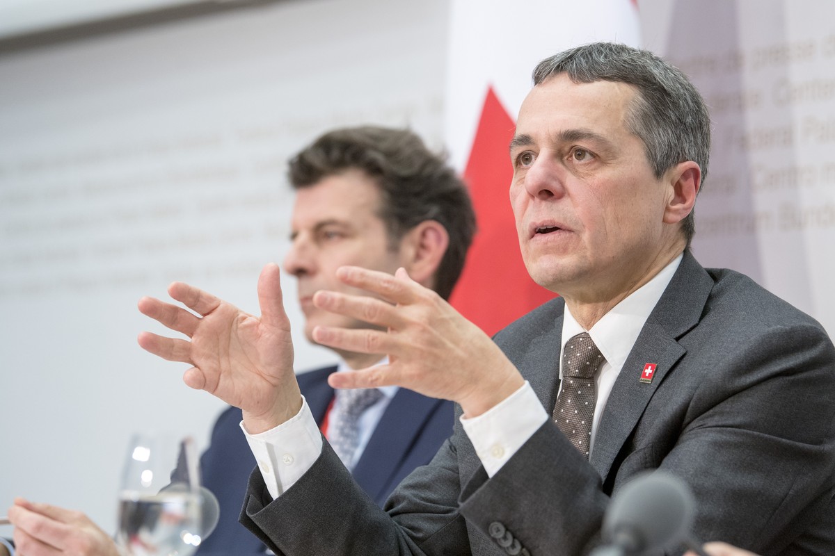 Roberto Balzaretti, Staatssekretaer, links, Bundesrat Ignazio Cassis, Departementsvorsteher des Eidgenoessischen Departements fuer auswaertige Angelegenheiten, spricht an einer Medienkonferenz "z ...