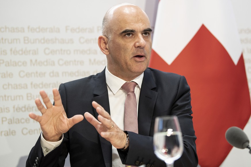 Bunddesrat Alain Berset spricht an einer Medienkonferenz ueber Covid-19 Entscheide, am Freitag, 19. Juni 2020, in Bern. (KEYSTONE/Peter Schneider)