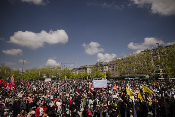 Demonstranten nehmen an der traditionellen 1. Mai-Kundgebung auf dem Sechselaeutenplatz teil, am Tag der Arbeit, am Sonntag, 1. Mai 2022 in Zuerich. (KEYSTONE/Michael Buholzer)