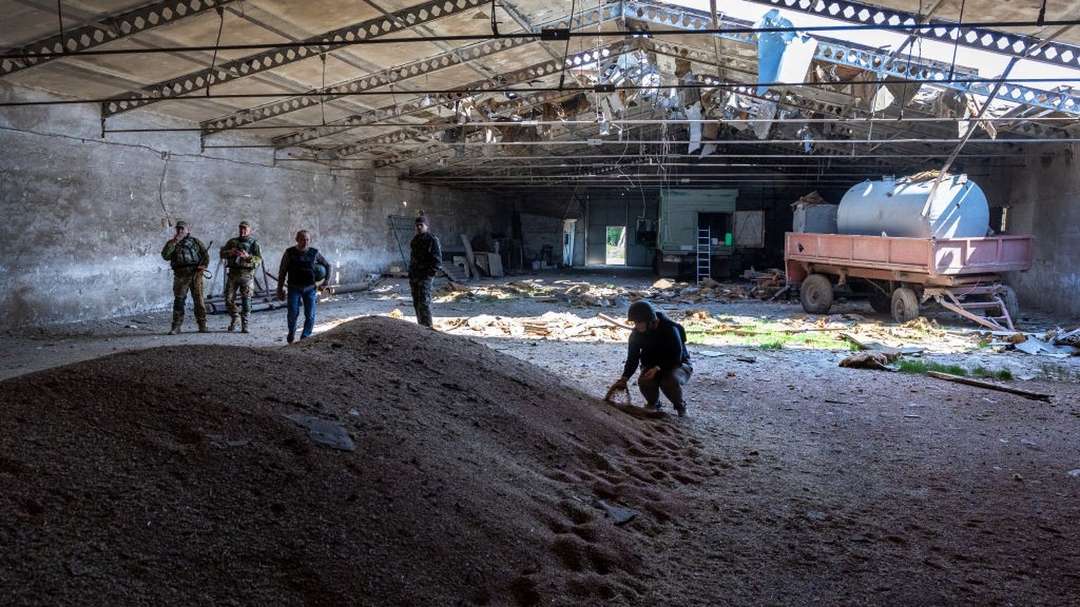 Ukrainische Soldaten inspizieren eine Lagerhalle in der Nähe von Cherson, das von russischen Raketen getroffen wurde.