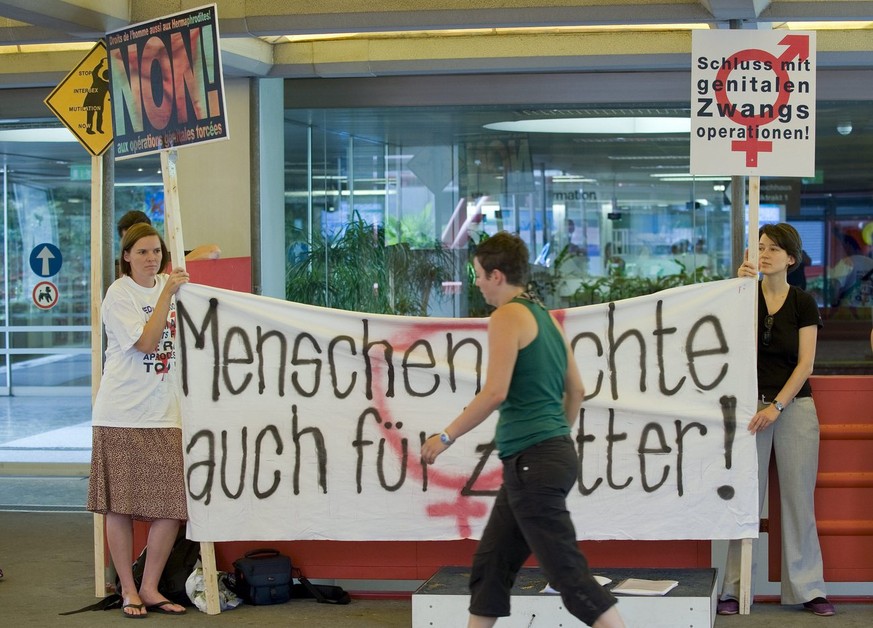 Mitglieder von der Menschenrechtsgruppe Zwischengeschlecht bei einer Aktion beim Inselspital, am Sonntag 16. August 2009 in Bern.<br data-editable="remove">