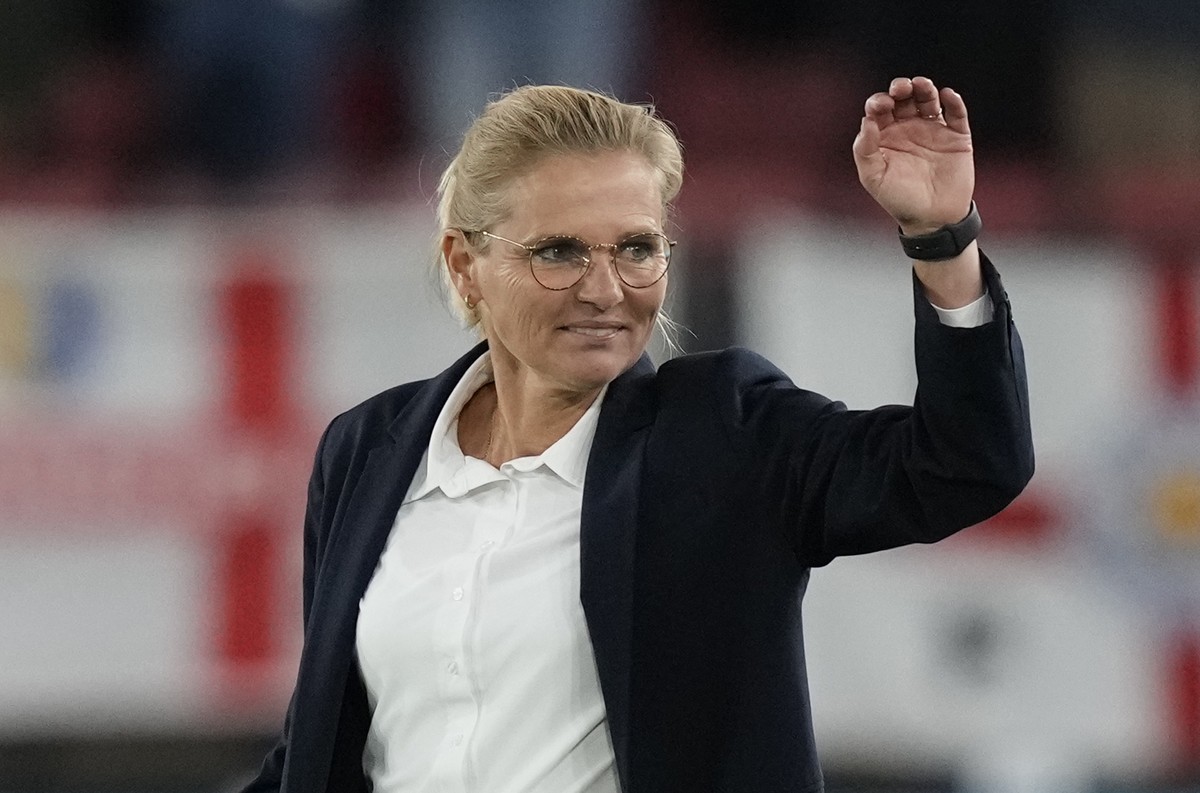 epa10092875 England's head coach Sarina Wiegman celebrates after the UEFA Women's EURO 2022 semi final soccer match between England and Sweden in Sheffield, Britain, 26 July 2022. EPA/Andrew ...