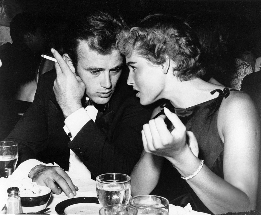 URSULA ANDRESS und JAMES DEAN, Schauspieler USA, Schweiz, privat, Aufmacher, Aufnahmedatum geschätzt PUBLICATIONxINxGERxSUIxAUTxONLY

Ursula Andress and James Dean Actor USA Switzerland private Highli ...